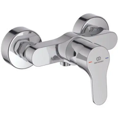 Chromfarbene Brausearmatur mit zwei Griffen, montiert auf einer Wand, mit einem erkennbaren Logo von Ideal Standard.
